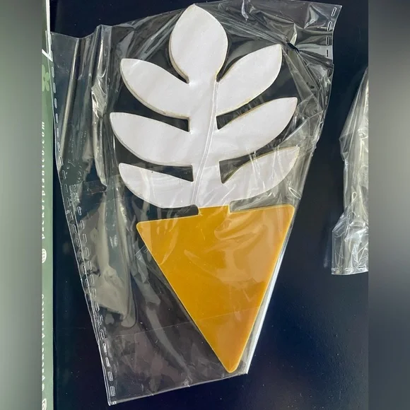 Sticky Gnat Traps (4 Packs 80 Total) Fun Assorted Natural Shapes Non-Toxic New - Picture 5 of 7